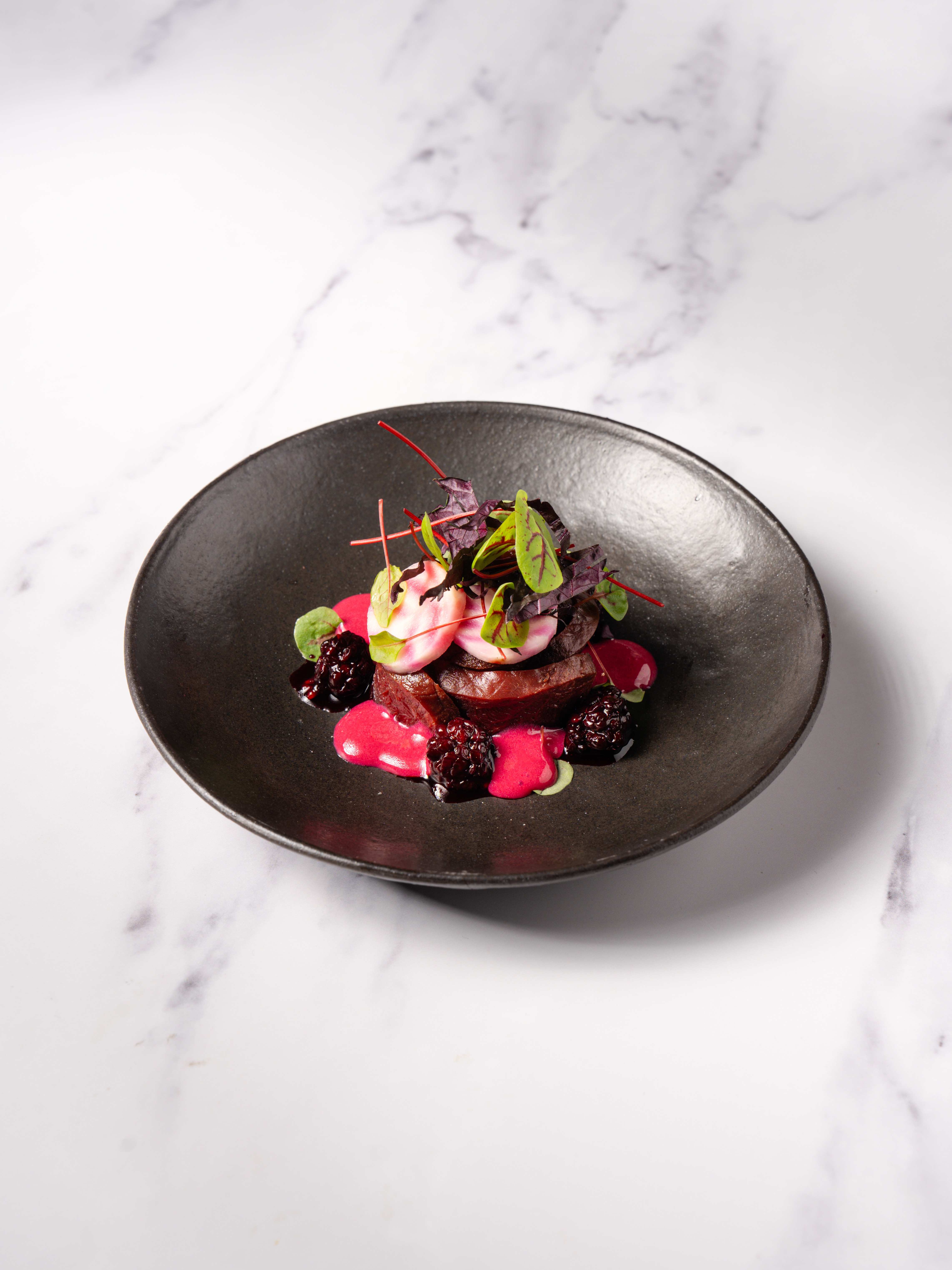 Dry aged biet met bramen, zwarte knoflook en karnemelk